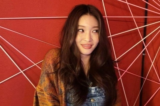 Netizen xôn xao với gương mặt khác lạ của Chung Ha!