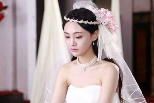 "Trà xanh" giở trò ốm bệnh ngay trong lễ ăn hỏi, tôi bình thản xé phăng áo chị ta trước mặt chồng tương lai
