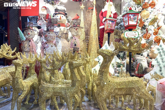 Quà Noel 'mạ vàng' lấp lánh, thiên đường đồ chơi ở Hà Nội rực sắc màu