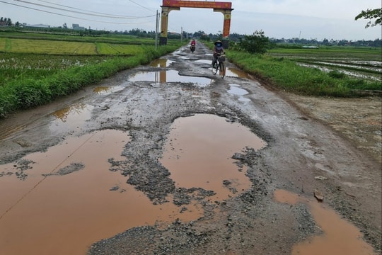 Mượn đường lành thi công cao tốc, nhà thầu Trung Quốc để lại đường nát như tương