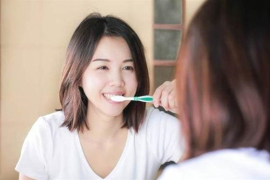 Khi đánh răng, kem đánh răng có nên 'nhúng nước' không? Nhiều người không hiểu, không có gì lạ khi răng trở nên vàng hơn