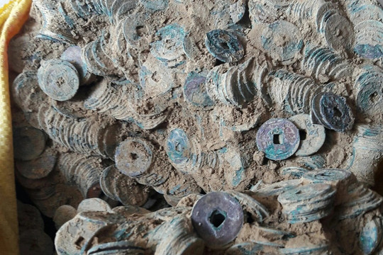 Phát hiện hũ sành chứa nhiều tiền cổ