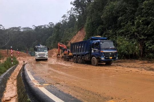 Đèo Khánh Lê lại sạt lở, tuyến đường Nha Trang - Đà Lạt ngồn ngộn đất đá