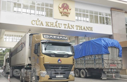 Hàng nghìn xe tải hàng hóa ùn ứ ở cửa khẩu Lạng Sơn