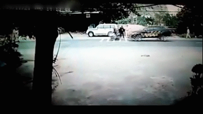 Clip: thanh niên thông chốt CSGT bị xe ô tô bán tải tông nguy kịch