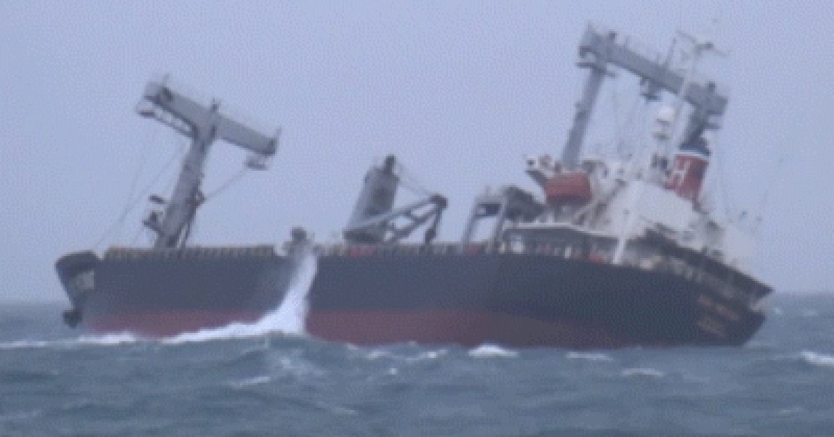 Cứu sống 18 thuyền viên, tàu vận tải nghìn tấn mất tích trên biển