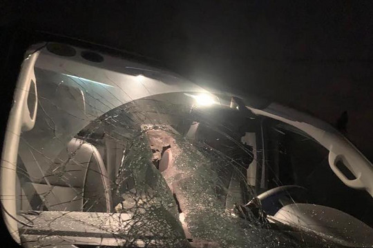 Ô tô bị ném gạch vỡ kính trên cao tốc Hà Nội - Thái Nguyên