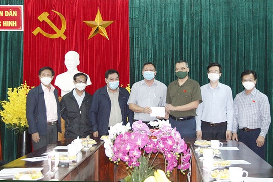 Đoàn ĐBQH tỉnh Phú Yên thăm, tặng quà hỗ trợ gia đình có người bị nạn do mưa lũ
