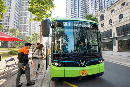 Ảnh: Những hành khách đầu tiên trải nghiệm xe buýt điện VinBus lăn bánh ở Hà Nội