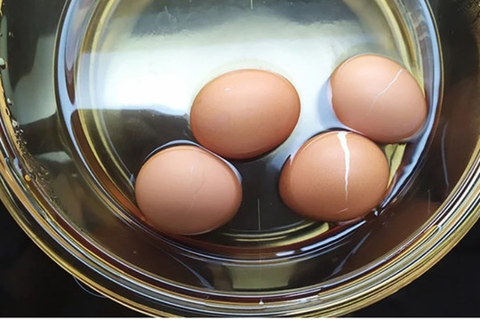 Luộc trứng nhớ cho thêm thứ này: Trứng thơm ngon, không bị nứt lại tự róc vỏ