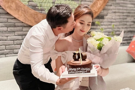 MC Mai Ngọc VTV hiếm hoi đăng ảnh chồng nhân 5 năm ngày cưới