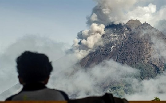 Indonesia: Núi lửa Semeru phun trào gây cột khói khổng lồ, hàng nghìn dân sơ tán khẩn cấp