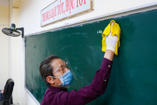 Giáo viên ở Hà Nội gấp rút dọn dẹp trường lớp, chuẩn bị đón học sinh