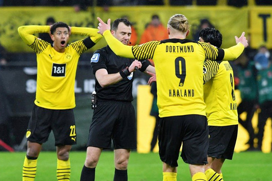 Dortmund tố trọng tài ‘dàn xếp tỉ số’ giúp Bayern thắng trận
