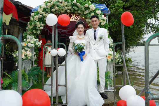 Đám cưới mùa lũ: Chú rể Phú Yên xuyên đêm dựng giàn giáo vào nhà cô dâu