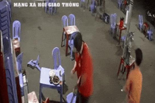 Bạn trai vác mã tấu chém người, cô gái đuổi theo nhưng bất lực