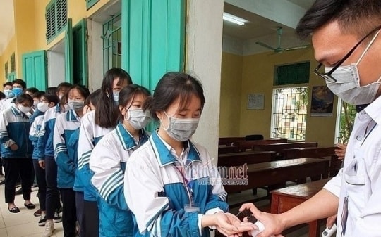 Hà Nội: Sáng nay, học sinh lớp 12 đến trường vui như 'ngày đầu tiên đi học'