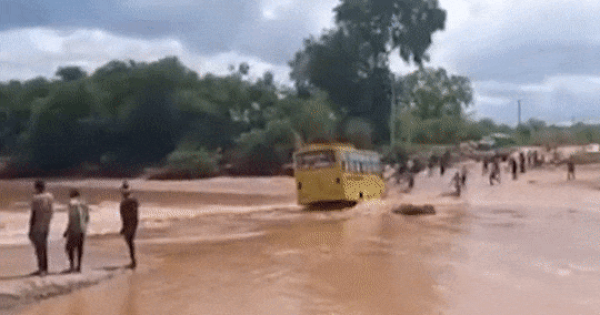 Hơn 20 người thiệt mạng khi xe chở dàn đồng ca bị nước lũ cuốn trôi