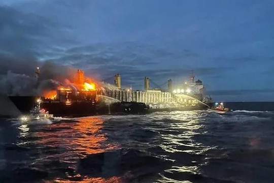 Cháy tàu ở ngoài khơi, Thụy Điển chuẩn bị ứng phó nguy cơ rò rỉ dầu