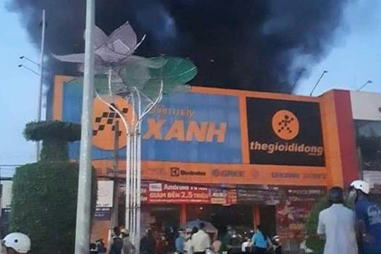 Cháy lớn cửa hàng Điện Máy Xanh tại Cần Thơ