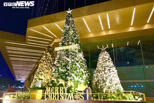 Trung tâm thương mại Hà Nội trang hoàng rực rỡ đón Giáng Sinh
