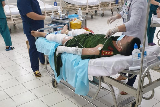 3 công an nhập viện cấp cứu vì bị dân tấn công bằng bom xăng