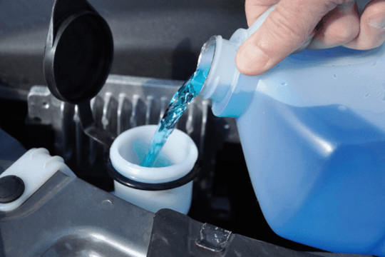 Có nên dùng nước lã để rửa kính ô tô?