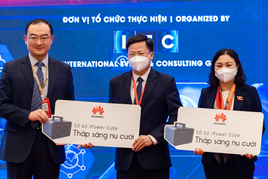 Tặng trạm sạc dự phòng di động cho các điểm trường vùng sâu vùng xa