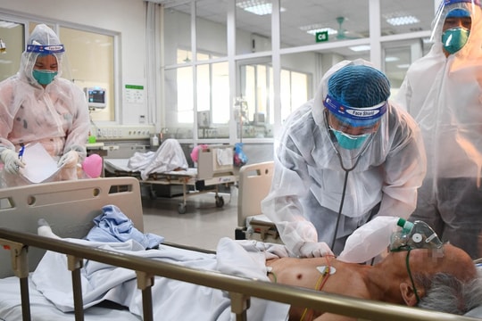 Một ngày trong khu điều trị bệnh nhân Covid-19 triệu chứng nặng ở Hà Nội