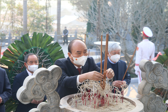 Ảnh: Chủ tịch nước Nguyễn Xuân Phúc viếng nghĩa trang Vị Xuyên, Hà Giang