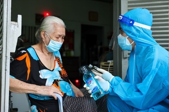 TPHCM thiếu trầm trọng nhân viên y tế: Có nơi dân gấp 15,6 lần so với chuẩn