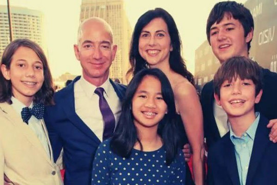Yêu cầu con gái phải chi tiêu 50,000 USD (1 tỷ VNĐ) một tuần - Bài học nuôi dạy con của người giàu thứ hai thế giới Jeff Bezos
