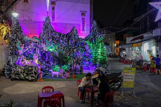 Hẻm nhỏ Sài Gòn trang hoàng đón Giáng sinh