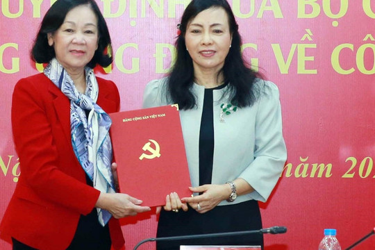 Bà Nguyễn Thị Kim Tiến nhận quyết định nghỉ hưu