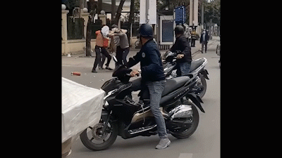 Clip: Phụ xe buýt bị nhóm người đánh túi bụi ngay giữa đường phố Hà Nội gây xôn xao