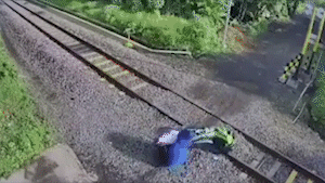 Khoảnh khắc 3 mẹ con thoát chết trên chiếc xe máy bị mắc kẹt ở đường ray tàu hỏa