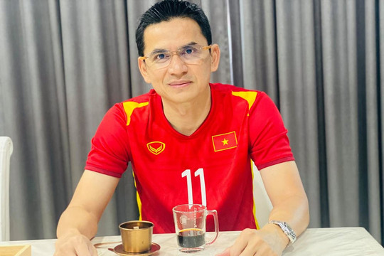 HLV Kiatisuk mặc áo đội tuyển Việt Nam mừng trò cưng Công Phượng lập siêu phẩm