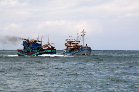 Xuyên đêm cứu hộ 15 ngư dân trên tàu cá hỏng máy, trôi tự do ở Hoàng Sa