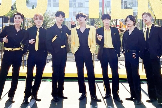 Phản ứng netizen khi xem BTS quẩy concert ngay tại ngã tư đường ở Mỹ: Trình diễn hay mà tấu hài cũng đỉnh không kém!