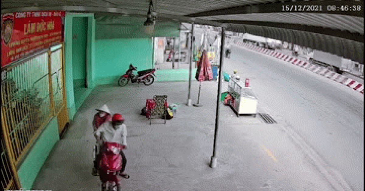 Tên trộm xe máy kéo lê người phụ nữ bán vé số hàng chục mét trên đường