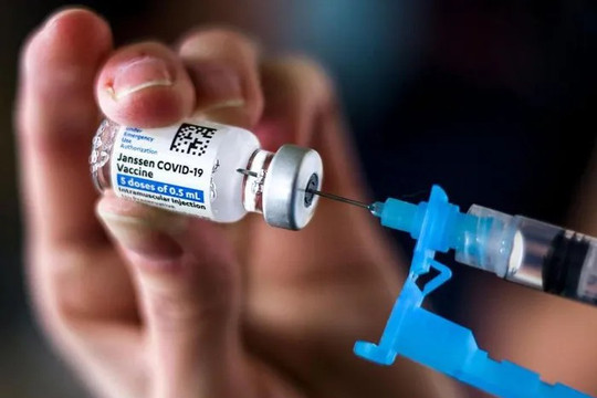 CDC Hoa Kỳ nhất trí thay đổi khuyến cáo về tiêm vaccine ngừa COVID-19