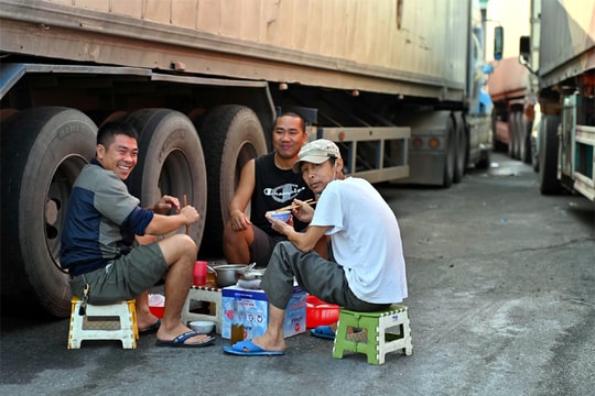 Cả nghìn xe container tắc ở cửa khẩu: Vạ vật vệ đường chờ thông hàng