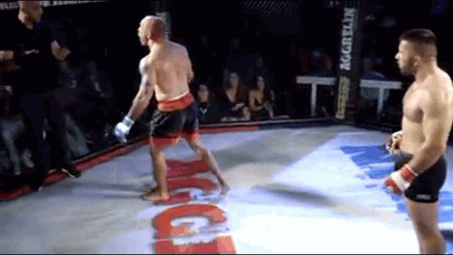 Video: Không chịu dừng trận đấu, trọng tài bất ngờ bị võ sĩ MMA lao vào đấm tới tấp