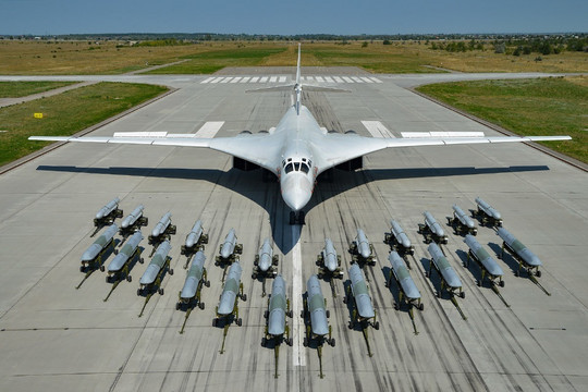 Tại sao 'Thiên nga trắng' Tu-160 là máy bay ném bom mạnh nhất thế giới?