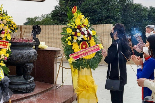 Hoa khôi Trà My tham gia hoạt động kỷ niệm ngày Quân đội Nhân dân Việt Nam