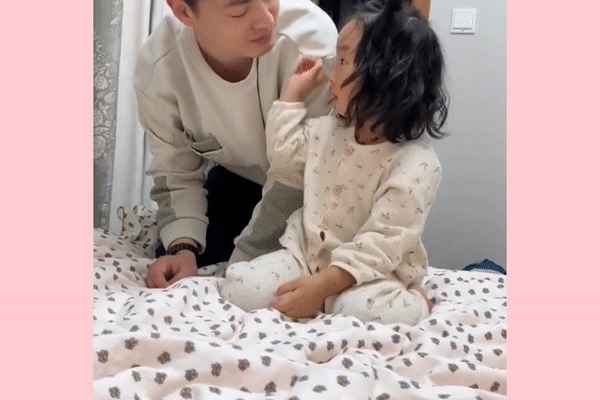 Bố mẹ giận nhau, bé gái buồn thiu tìm mọi cách giảng hoà, kết quả cuối cùng khiến nhiều người xúc động