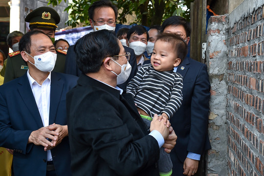 Thủ tướng tưởng niệm cố Tổng Bí thư Nguyễn Văn Linh, thăm các gia đình chính sách, động viên người dân tích cực tiêm vaccine