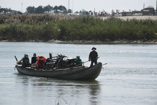 Lũ rút gần một tháng, hàng trăm hộ dân vẫn bị cô lập giữa sông Trà Khúc