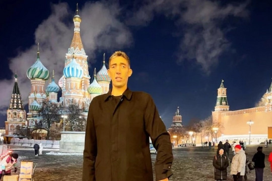 Người đàn ông cao nhất thế giới đến Nga tìm vợ theo lời đồn hấp dẫn về gái Nga