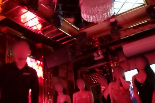 Quán karaoke mở "chui" có nữ nhân viên F0 khiến nhiều khách lo ngay ngáy